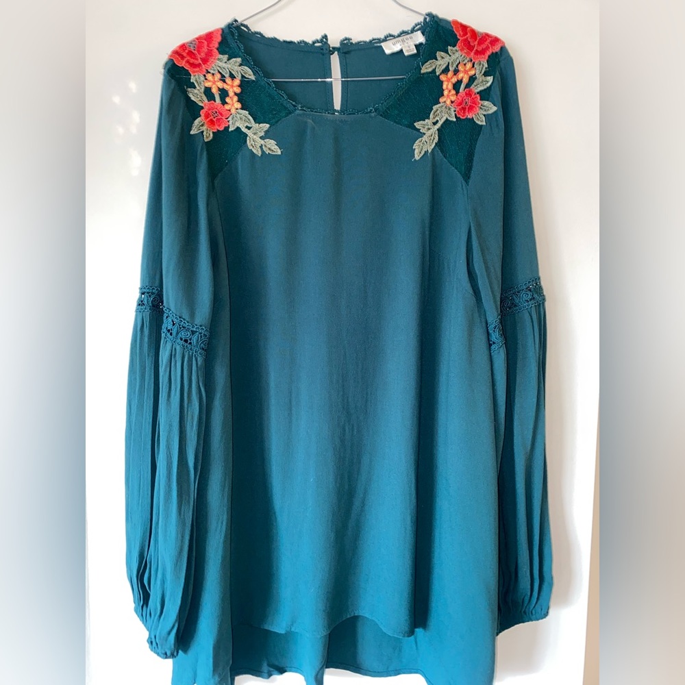 Umgee green top with floral lace detail around neck